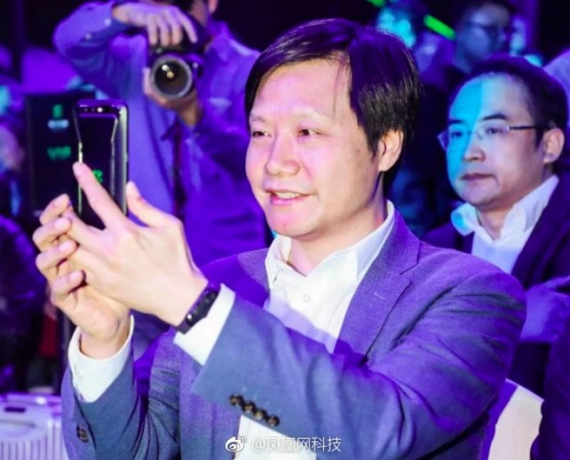 CEO Xiaomi đeo trên tay một vòng đeo tay mới, nghi là Mi Band 3