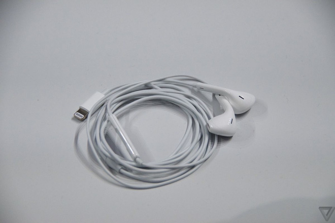 Apple giảm mạnh giá bán tai nghe EarPods và củ sạc iPhone, sau khi ngừng bán kèm trong hộp của iPhone 12 - Ảnh 1.