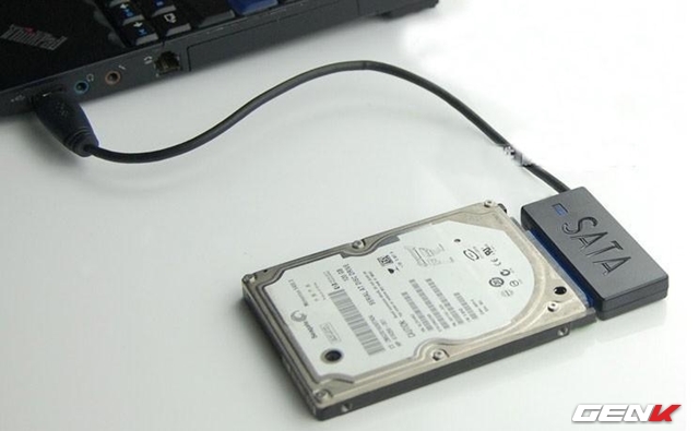 Đầu tiên, bạn cần lắp ổ cứng mới vào máy tính. Trường hợp nếu bạn sử dụng laptop, cần chuẩn bị thêm một cáp kết nối USB to SATA. 