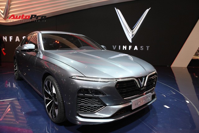 HOT: Ảnh thực tế sedan VinFast A2.0 vừa ra mắt hoành tráng tại Paris Motor Show 2018 - Ảnh 10.