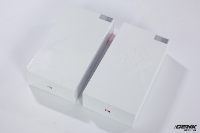  Cách thức đóng gói của Redmi Note 4 chính hãng và Redmi Note 4X xách tay là rất giống nhau. Hộp của cả hai chiếc máy đều có màu trắng, nhưng hộp của chiếc chính hãng (trái) có số 4 in chìm, còn của chiếc xách tay (phải) là chữ 4X 