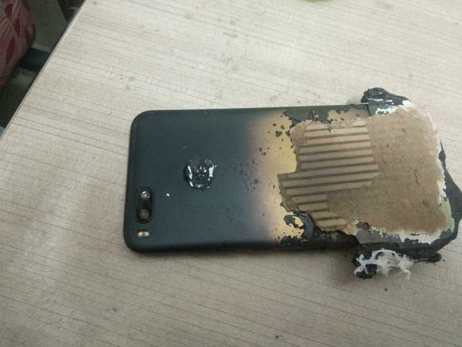 Xiaomi Mi A1 phát nổ ngay gần chủ nhân trong lúc đang sạc qua đêm - Ảnh 2.