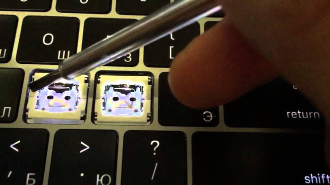 Người dùng MacBook phát điên, đâm đơn kiện tập thể Apple vì lỗi bàn phím - Ảnh 1.