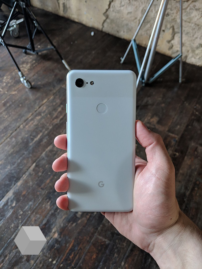 Google Pixel 3 XL rò rỉ ảnh thực tế với tai thỏ và cằm to đùng, thô kệch nhất làng Android - Ảnh 3.