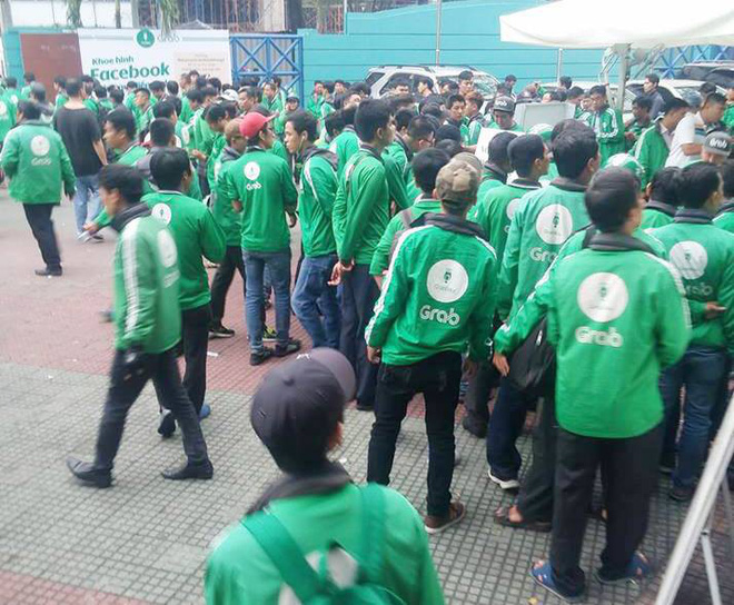 Hàng trăm tài xế GrabBike ở Sài Gòn tắt ứng dụng, kéo đến trụ sở công ty để phản đối việc tăng chiết khấu - Ảnh 1.