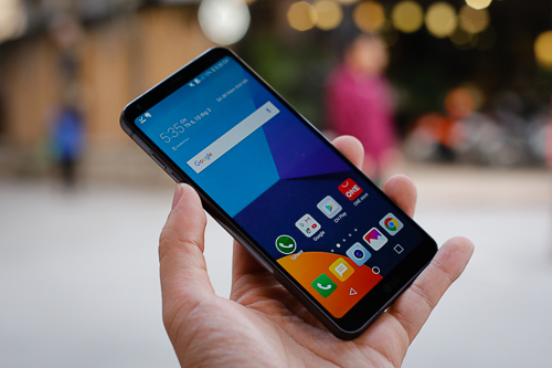 G6, mẫu smartphone chưa từng được giới thiệu ở Việt Nam, nhưng lại khá phổ biến trên thị trường xách tay với mức giá tầm trung, từ 6 đến 7 triệu đồng.